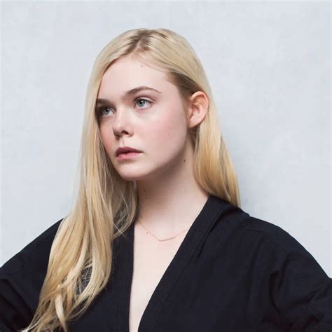 elle fanning personal life.